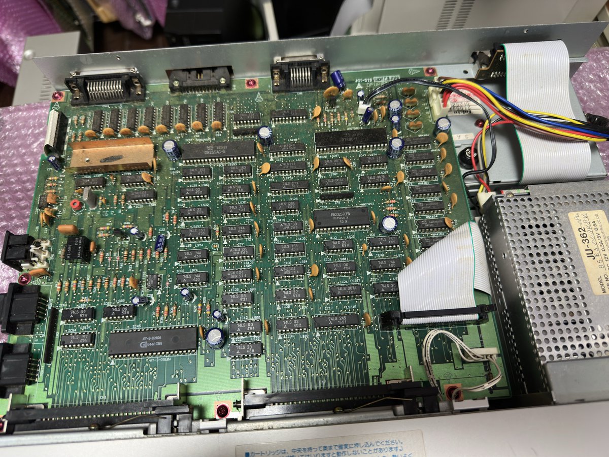sc59_jp's tweet photo. CF-3000 と CF-3300 のメイン基板、似て非なるものだった。
似てるけどよく見るとぜんぜん違う。
CF-3000 には FDD 用のコネクターっぽいパターンはあるけど、たぶん使えないんだろうな。
知らんけど💦
CF-3000 の基板の写真はこちらから拝借。
https://t.co/q0wpzl2Fuj
#National #MSX #CF3000 #CF3300