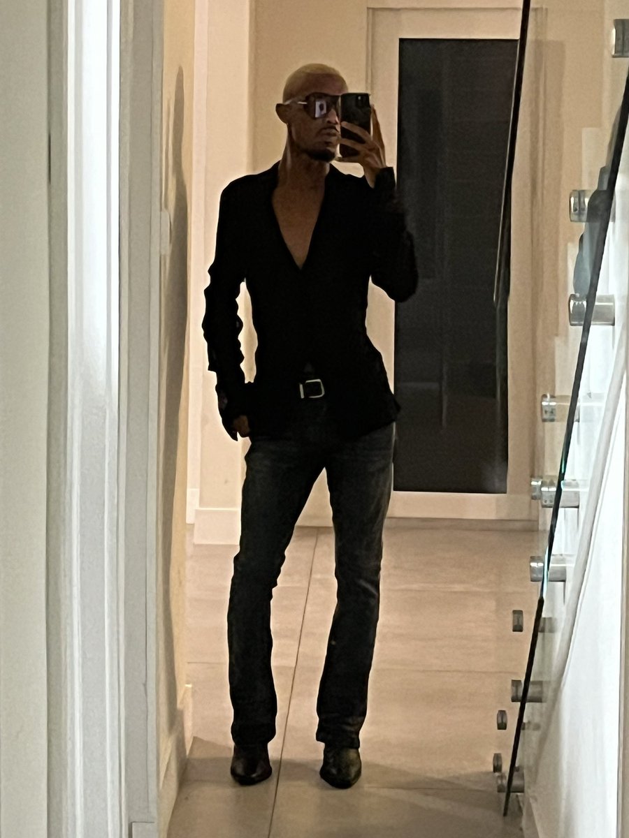 TheJStylex's tweet photo. A night out in Miami 🖤 https://t.co/zEiaUeuZid