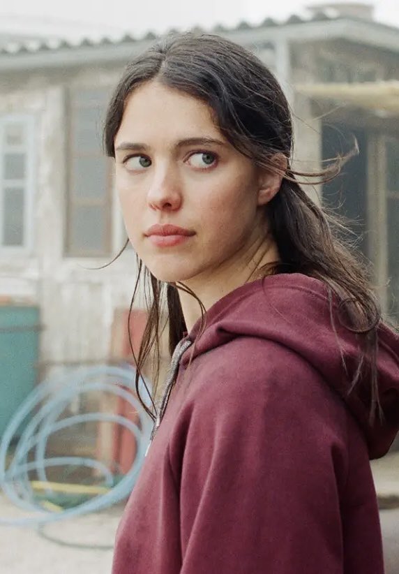 DiscussingFilm's tweet photo. A remake of ‘POSSESSION’ from ‘Smile’ director Parker Finn will release on June 11, 2027 in theaters.

• Starring Callum Turner &amp; Margaret Qualley

• Original film follows a woman who starts behaving sinisterly after asking her husband for a divorce https://t.co/oDo5ySeF3p
