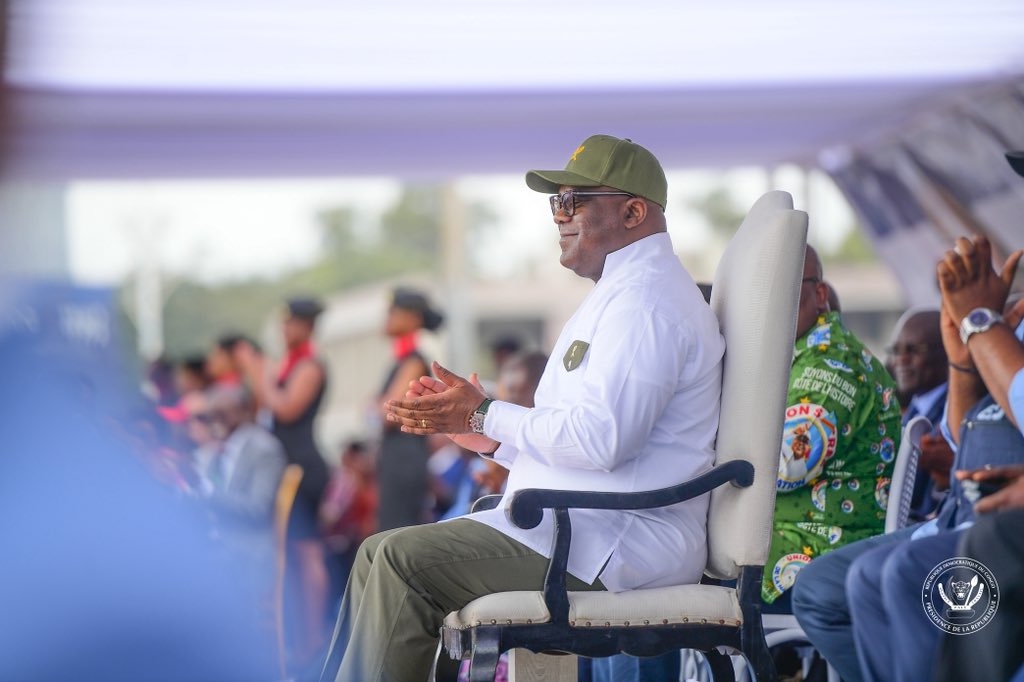 Presidence_RDC's tweet photo. Dans le cadre de sa vision de modernisation des infrastructures nationales, le Chef de l'État, Félix-Antoine Tshisekedi Tshilombo, a procédé ce mardi 11 août 2026 au lancement officiel des travaux de construction du nouveau boulevard Docteur Étienne Tshisekedi wa Mulumba. Cette initiative présidentielle s'inscrit dans une dynamique visant à fluidifier durablement le trafic routier au cœur de la capitale.

S’étendant sur 2 020 mètres, cette route prolongera le boulevard Triomphal jusqu’à la place Bakayawu, dans la commune de Bandalungwa, en traversant le camp Lieutenant-Colonel Kokolo. « Elle comprendra huit voies de circulation, des trottoirs aménagés, un système moderne de drainage des eaux pluviales, un éclairage public performant, une signalisation complète ainsi que des espaces verts », a précisé le gouverneur de la ville de Kinshasa, Daniel Bumba.

Plus qu'un hommage rendu à une figure emblématique de la démocratie, le Docteur Étienne Tshisekedi, « cette route représente un investissement dans l’avenir. Elle réduira les embouteillages, facilitera le déplacement des personnes et des biens, améliorera l’accès à plusieurs quartiers, favorisera les activités économiques et accompagnera l’expansion harmonieuse de notre capitale », selon le gouverneur de la ville.

Le chantier sera exécuté par l'entreprise chinoise CR20, qui s'est engagée à respecter scrupuleusement les normes de qualité, de sécurité et les délais pour une ouverture à la circulation d'ici douze mois. Son directeur général, Guo Zhuwei, a également annoncé que les autorités et les communautés locales seraient activement impliquées afin de favoriser l'emploi et la formation professionnelle.