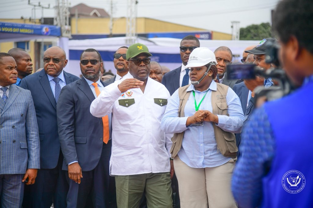 Presidence_RDC's tweet photo. Dans le cadre de sa vision de modernisation des infrastructures nationales, le Chef de l'État, Félix-Antoine Tshisekedi Tshilombo, a procédé ce mardi 11 août 2026 au lancement officiel des travaux de construction du nouveau boulevard Docteur Étienne Tshisekedi wa Mulumba. Cette initiative présidentielle s'inscrit dans une dynamique visant à fluidifier durablement le trafic routier au cœur de la capitale.

S’étendant sur 2 020 mètres, cette route prolongera le boulevard Triomphal jusqu’à la place Bakayawu, dans la commune de Bandalungwa, en traversant le camp Lieutenant-Colonel Kokolo. « Elle comprendra huit voies de circulation, des trottoirs aménagés, un système moderne de drainage des eaux pluviales, un éclairage public performant, une signalisation complète ainsi que des espaces verts », a précisé le gouverneur de la ville de Kinshasa, Daniel Bumba.

Plus qu'un hommage rendu à une figure emblématique de la démocratie, le Docteur Étienne Tshisekedi, « cette route représente un investissement dans l’avenir. Elle réduira les embouteillages, facilitera le déplacement des personnes et des biens, améliorera l’accès à plusieurs quartiers, favorisera les activités économiques et accompagnera l’expansion harmonieuse de notre capitale », selon le gouverneur de la ville.

Le chantier sera exécuté par l'entreprise chinoise CR20, qui s'est engagée à respecter scrupuleusement les normes de qualité, de sécurité et les délais pour une ouverture à la circulation d'ici douze mois. Son directeur général, Guo Zhuwei, a également annoncé que les autorités et les communautés locales seraient activement impliquées afin de favoriser l'emploi et la formation professionnelle.