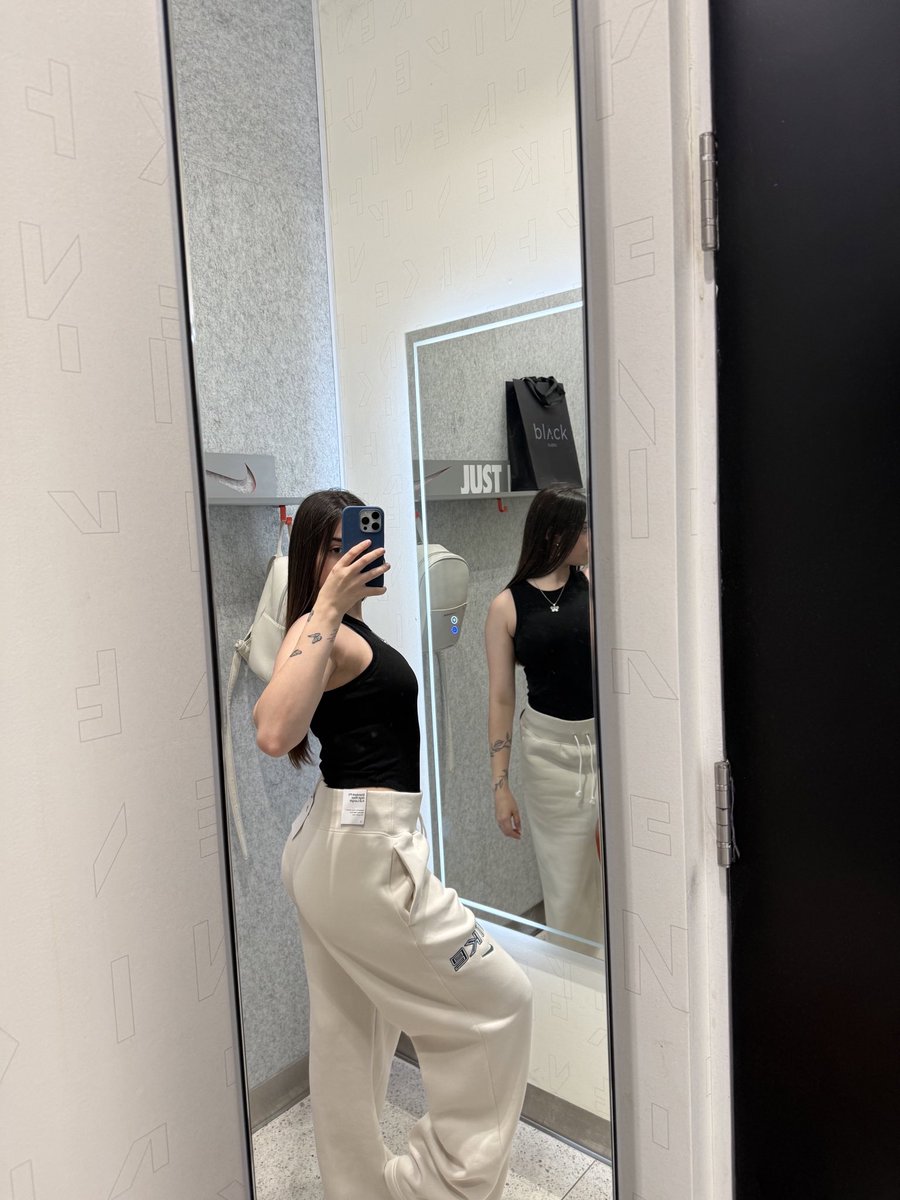 AllexxaParkss's tweet photo. You’ve been staring at this picture for way too long now—just text me already. ✨ https://t.co/e464s4YSDG