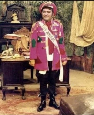 laurita_50's tweet photo. @EdgardoRovira Emociona la evolución de la Vocería Presidencial…de idiota a muy idiota. Adorni 2.0 🤡 Millonada gastan en comunicación y no dejan de enterrarla 🦵hasta la ceja 😒 Estudia o somos un país BANANERO   @AdrianRavier 🤔😒 #GobiernoNarcoCorruptoCoimeroEntreguista #GobiernoDeLadrones https://t.co/QckgiaT6OV