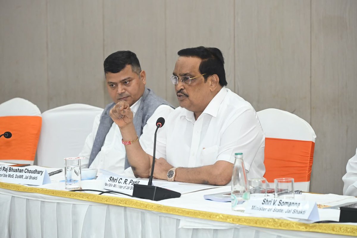 CRPaatil's tweet photo. आज मध्य प्रदेश भवन, नई दिल्ली में मध्य प्रदेश के माननीय सांसदगणों के साथ जल जीवन मिशन की प्रगति एवं इसके क्रियान्वयन को लेकर विस्तृत संवाद किया।

बैठक में केंद्रीय सामाजिक न्याय एवं अधिकारिता मंत्री डॉ. वीरेंद्र कुमार जी, केंद्रीय जल शक्ति राज्य मंत्री श्री वी. सोमन्ना जी @VSOMANNA_BJP एवं श्री राज भूषण चौधरी जी तथा केंद्रीय जनजातीय कार्य राज्य मंत्री श्री दुर्गादास उइके जी सहित मध्य प्रदेश के माननीय सांसदगण उपस्थित रहे।

माननीय सांसदों ने अपने-अपने संसदीय क्षेत्रों में जल जीवन मिशन की प्रगति, जल स्रोतों की स्थिरता, योजनाओं की गुणवत्ता, नियमित जलापूर्ति, रखरखाव तथा स्थानीय स्तर पर आ रही व्यावहारिक चुनौतियों से संबंधित महत्वपूर्ण सुझाव साझा किए।

माननीय प्रधानमंत्री श्री @narendramodi जी के नेतृत्व में हमारा संकल्प स्पष्ट है- जल जीवन मिशन का उद्देश्य केवल जल संरचनाओं का निर्माण नहीं, बल्कि प्रत्येक ग्रामीण परिवार के घर तक नल से नियमित एवं सुरक्षित जल पहुँचाना है।

सांसदगणों के सुझावों एवं जमीनी अनुभवों के आधार पर केंद्र और राज्य सरकार के समन्वय से योजनाओं के समयबद्ध एवं गुणवत्तापूर्ण क्रियान्वयन को और गति दी जाएगी।