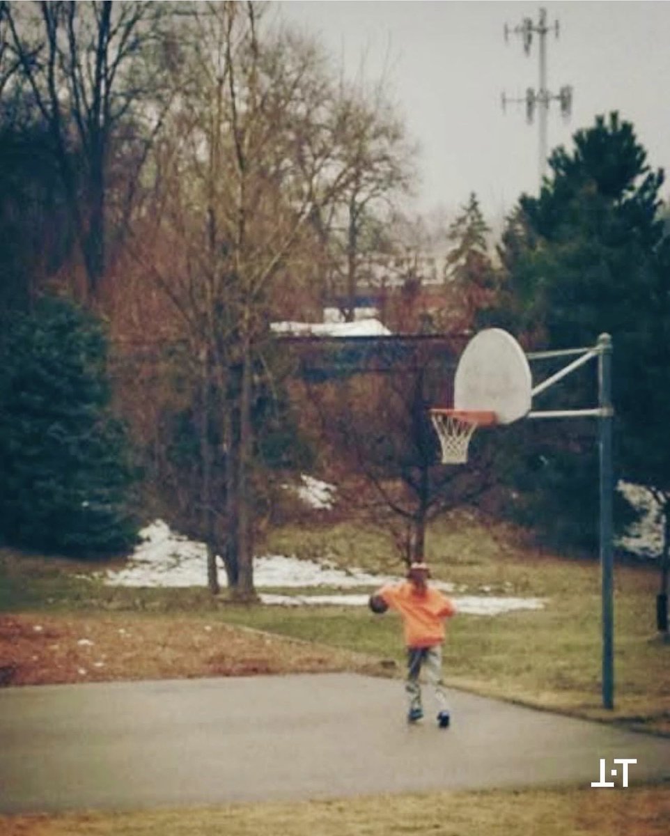 bookofbueckers's tweet photo. that little girl rlly just had her childhood court refurbished with HER name on it. https://t.co/qVVNtvR7KB