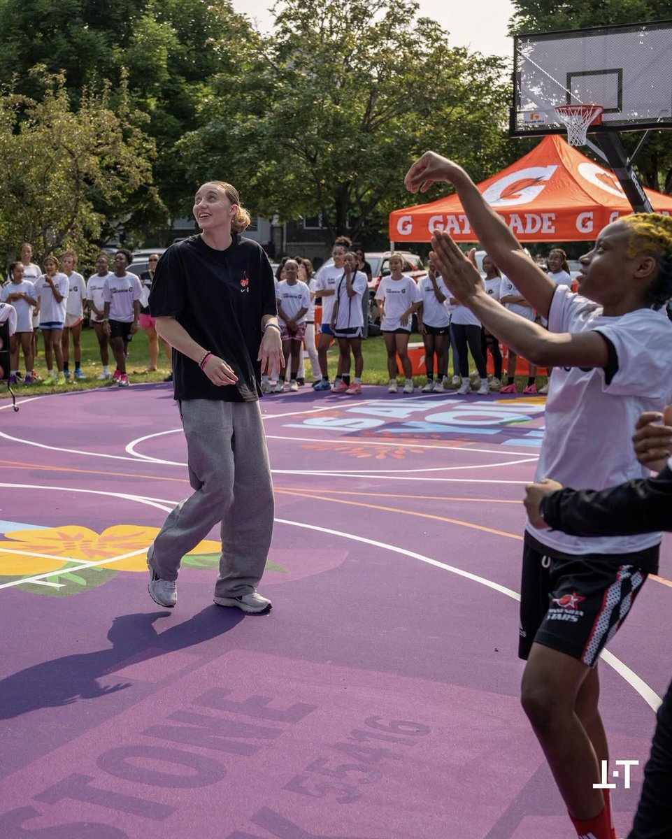 bookofbueckers's tweet photo. that little girl rlly just had her childhood court refurbished with HER name on it. https://t.co/qVVNtvR7KB