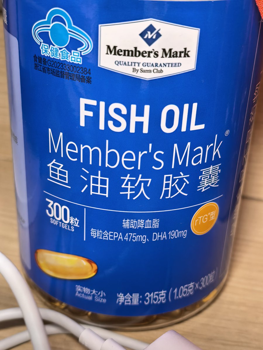 prFIncesSH's tweet photo. 鱼油的外壳是甜甜的呢，据说吃了鱼油会让猫猫的毛柔软而又光滑呢，好像是真的。每天的状态不是很好，要是有人能和我说话就好啦。 https://t.co/PWh4yWfbQS