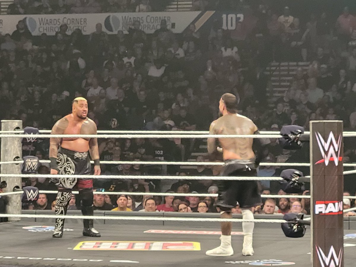 Menace0001VB's tweet photo. @WWEJEY_USO vs Solo Sikoa #wweraw Norfolk https://t.co/mvR0pDyWwl