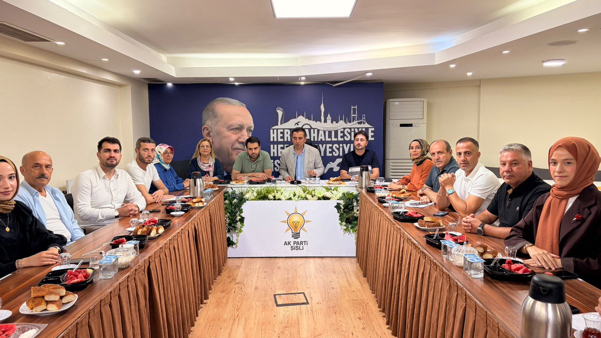 AKPartiSisli's tweet photo. İlçe Başkanımız Sn. Serkan Polat’ın başkanlığında, İl Sorumlumuz Sn. Osman Ertuğrul Yörük’ün katılımlarıyla haftalık olağan İlçe Yönetim Kurulu Toplantımızı gerçekleştirdik.

Toplantımızın hayırlara vesile olmasını temenni ediyoruz.🤝

@abdullahozdemir 
@srkplt 
@meozkaya 
@oeyoruk 
@akpartiistanbul