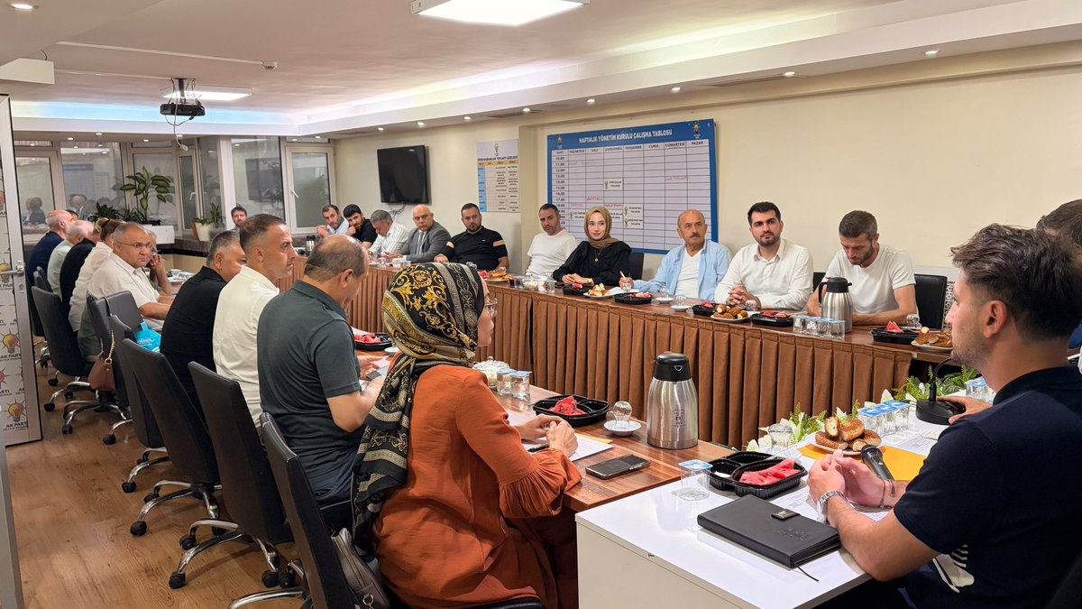 AKPartiSisli's tweet photo. İlçe Başkanımız Sn. Serkan Polat’ın başkanlığında, İl Sorumlumuz Sn. Osman Ertuğrul Yörük’ün katılımlarıyla haftalık olağan İlçe Yönetim Kurulu Toplantımızı gerçekleştirdik.

Toplantımızın hayırlara vesile olmasını temenni ediyoruz.🤝

@abdullahozdemir 
@srkplt 
@meozkaya 
@oeyoruk 
@akpartiistanbul
