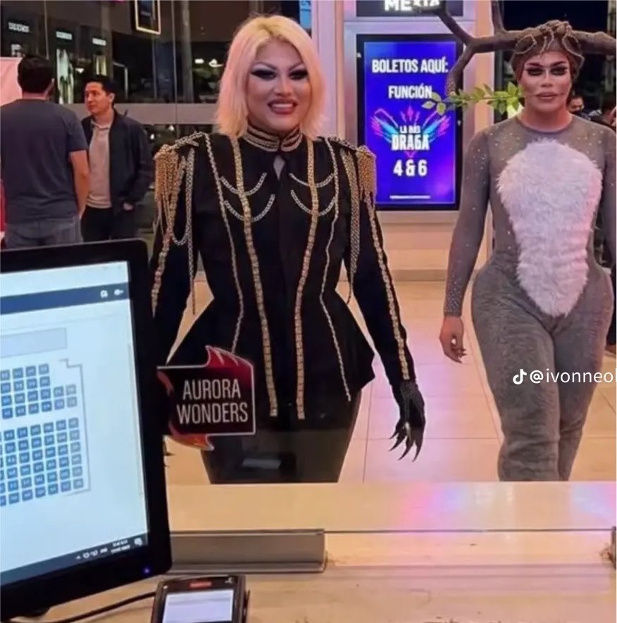KntyMinogue's tweet photo. Último martes de subirse al avión en full drag https://t.co/6GthpV4Rm2