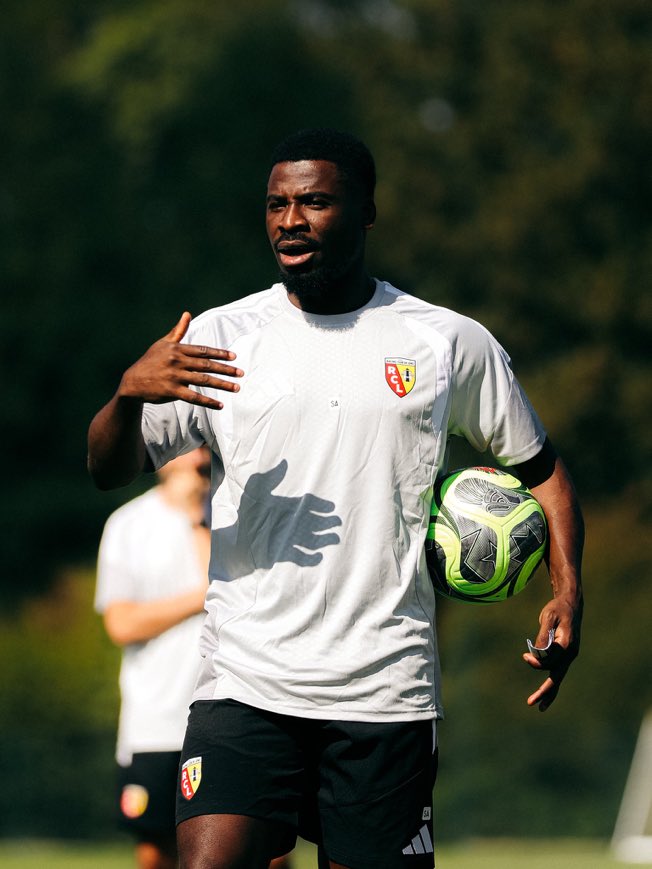lnstantFoot's tweet photo. 🚨 OFFICIEL ! Serge Aurier 🇨🇮 est le nouvel entraîneur adjoint des U15 du RC Lens ! 

L'ancien international ivoirien, formé au club, revient pour transmettre aux plus jeunes. 💎👨🏿‍🏫

(📸 @RCLens) https://t.co/P5yZyqmvtf