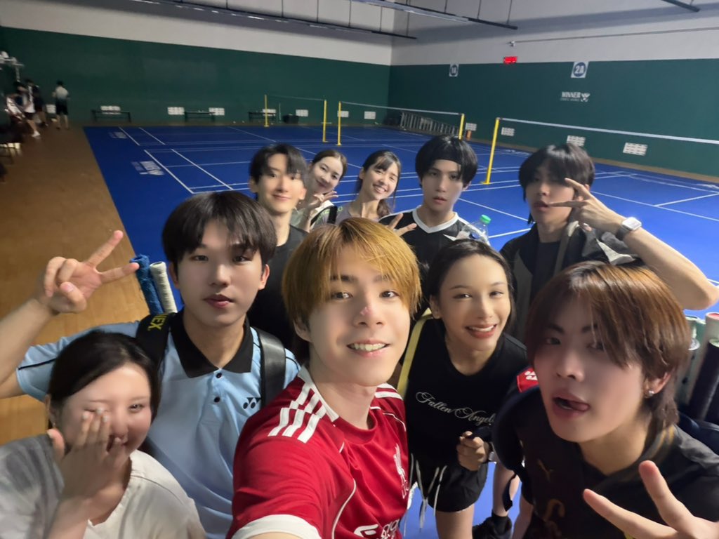 ARET1433's tweet photo. อ้วมไปตีแบดกับเพื่อน ๆ นี่เอง 🏸

#Firstone https://t.co/dxWNWpNmuB