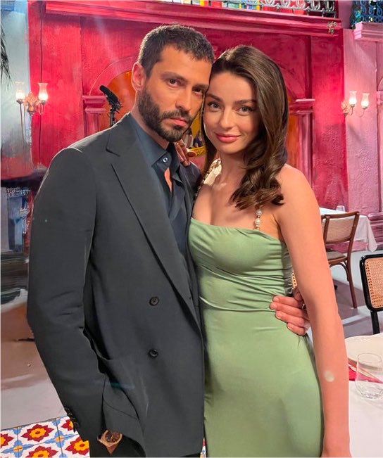 mainagioias's tweet photo. CHE BONI 
Ma come la stringe🫠

#MuhtemelAşk #defkad https://t.co/kW6QrrRbRT