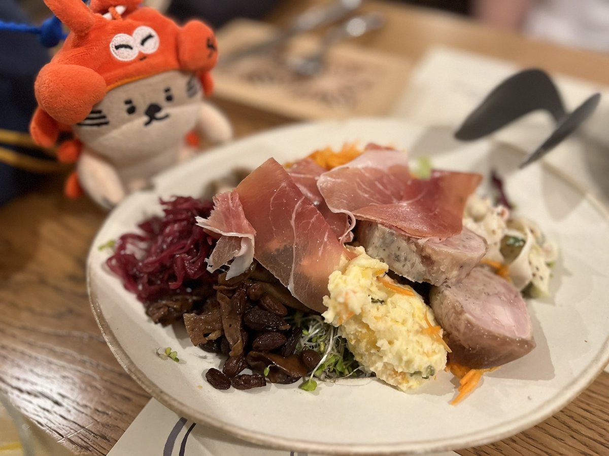 Ksst0's tweet photo. 夜ごはんのステーキとワインだよ、のん！
虹が出てて綺麗だったね〜🌈✨ https://t.co/P22bovq7le