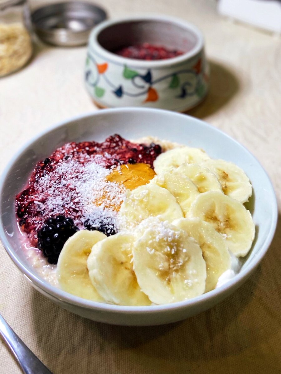 inesabucyte's tweet photo. Warming up with homemade oatmeal topped with fresh berries and a dash of cinnamon for a cozy morning vibe ， https://t.co/5FFR7fSfA4