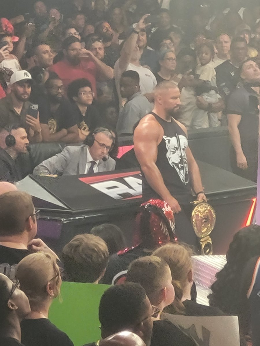 Menace0001VB's tweet photo. Beware of the Dog @bronbreakkerwwe #wweraw Norfolk https://t.co/ne9x4MiVJS