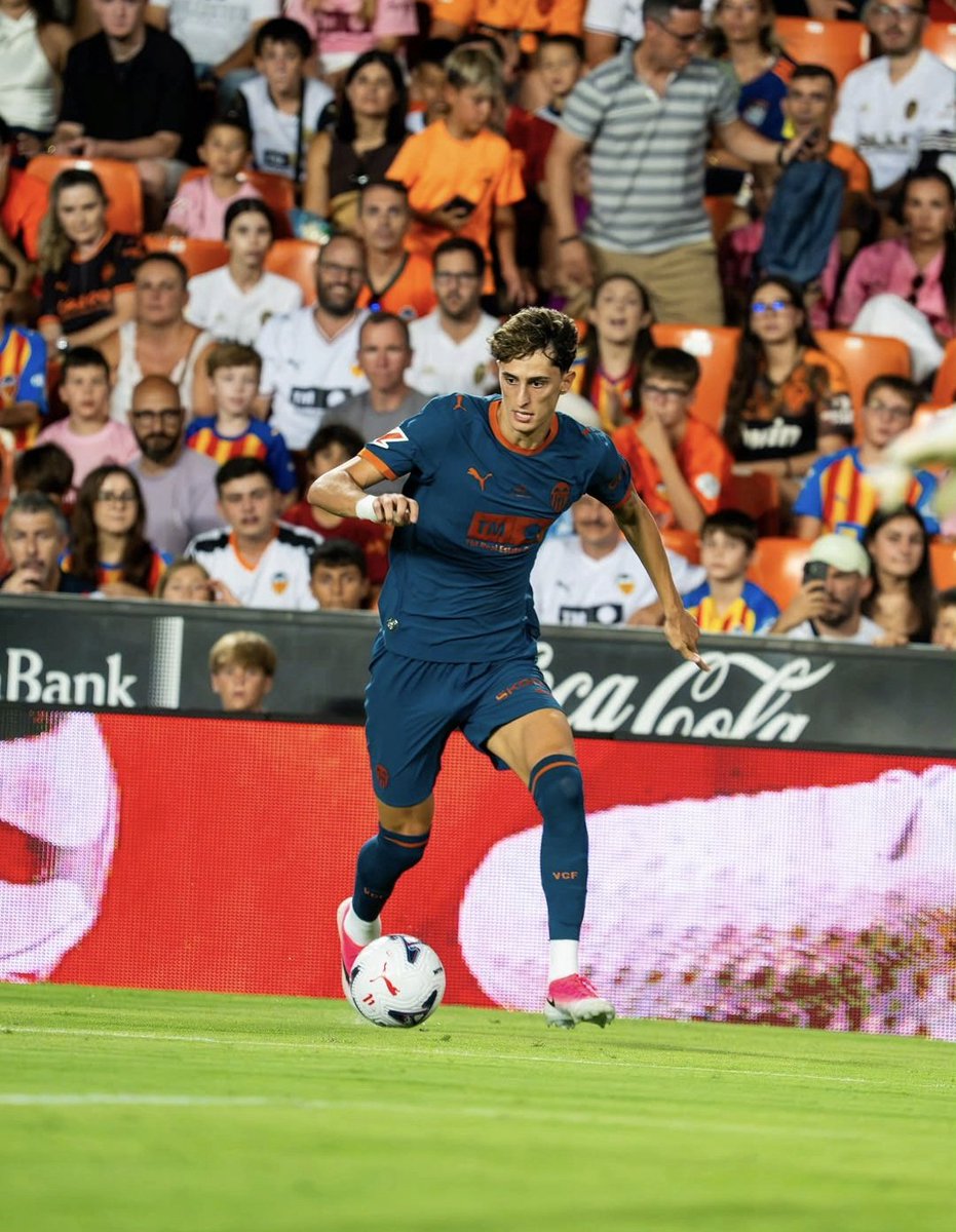 German_ml23's tweet photo. 🦇 INFO #ValenciaCF

🎙 Noticia.

📄 Contraoferta de Aimar Blázquez al Valencia para renovar.

🗣 El jugador le ha comunicado al club que está dispuesto a seguir, pero quiere garantías que reflejen que cuentan con él. Factor clave: debutar en Primera esta temporada.

⏳️ La negociación entre las partes para renovar sigue su curso. Los ches tienen hasta el 31 de enero de 2027 para ejecutar un +2 sujetos a ficha de primer equipo. Si no lo hacen, el delantero será libre de negociar con cualquier equipo.

✅️ A Corberán le gusta, pero Aimar Blázquez quiere que eso se demuestre por escrito. El jugador también acepta marcharse cedido ahora a algún equipo pero, de momento, el entrenador no quiere dejarle salir.

🤝 @sanchis14