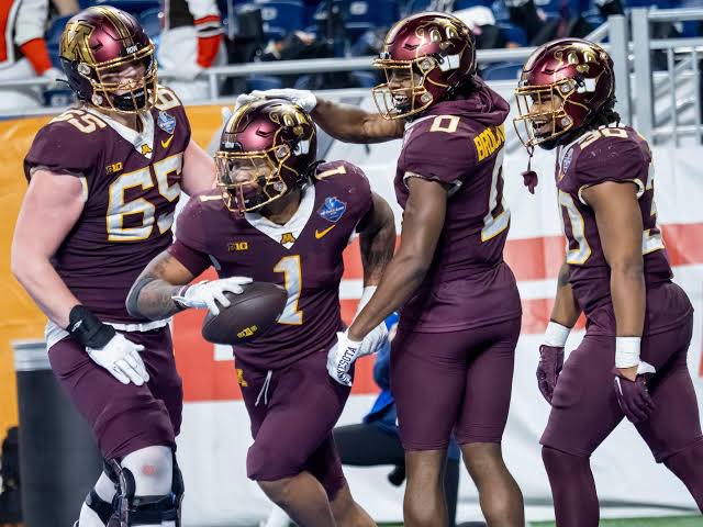 FCRecruits's tweet photo. LETS DISCUSS RECRUITING!!

If You Are In C/o 27, 28, 29 or 30 &amp; Interested In Being Recruited By the University of Minnesota ( @GopherFootball ) Please COMMENT film, RETWEET &amp; DM us. We Are Sending Over Playmakers To Their Staff For Evaluation.

#TheHome🏭 https://t.co/z9nJOs2Czg