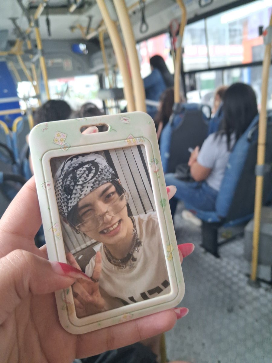 sunghocapixaba's tweet photo. quem disse que han taesan de grillz nao pode pegar transcol GVbus 591 lotado com a passagem 5,10?😹😹 #quebrando tabus https://t.co/jTHYq4H6RE