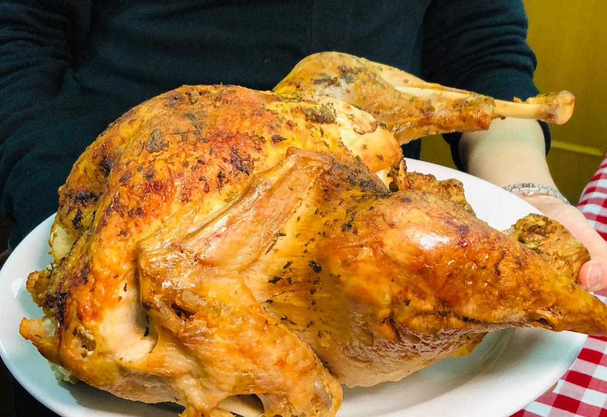 Pedrohsj1998's tweet photo. Indulge in our Thanksgiving special feast! Juicy roasted turkey, cranberry sauce u0026 pumpkin pie—limited availability, reserve yours now! https://t.co/lUzETYcHu2