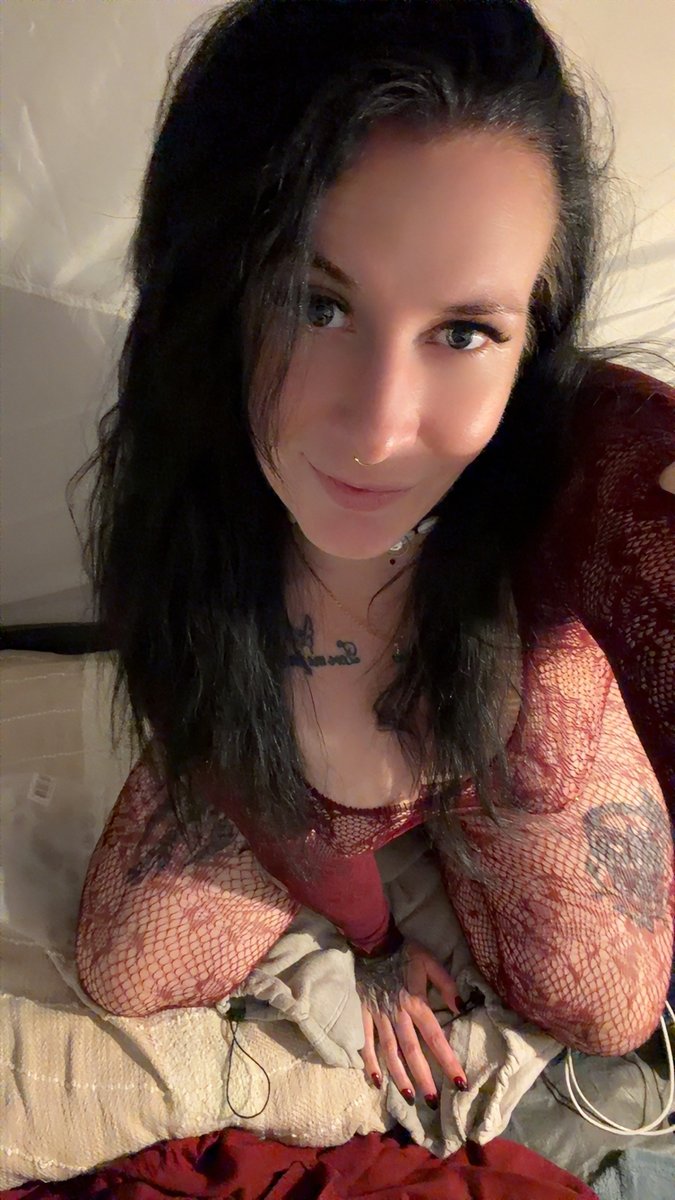 MirijamSchubert's tweet photo. Mittwoch. Ich sehe motiviert aus. Bitte zerstört diese Illusion nicht. 😂
#milf #blackandred #urlaub https://t.co/0EiU3HGvVh