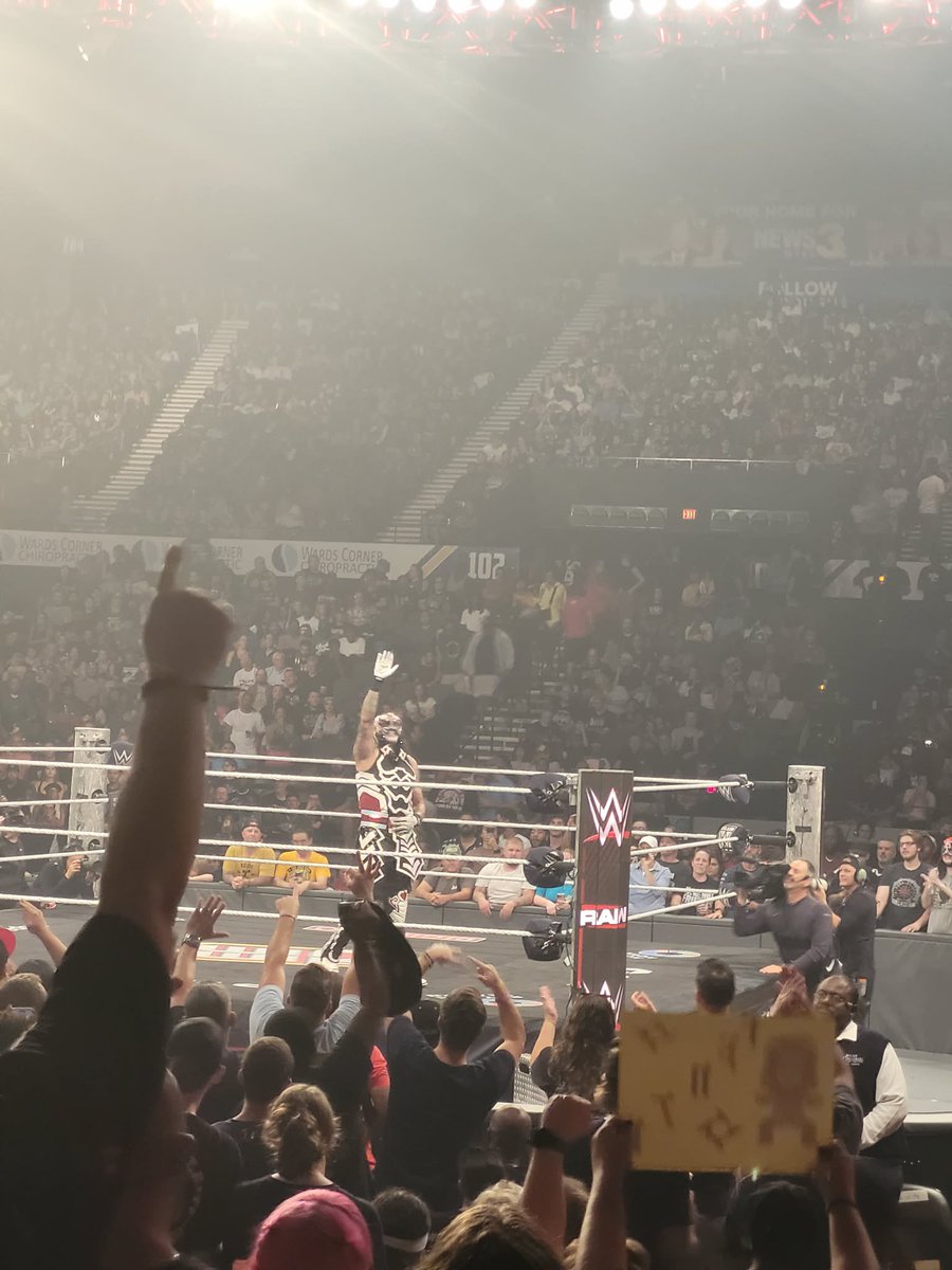 Menace0001VB's tweet photo. @PENTAELZEROM #wweraw  cero miedo https://t.co/iqu5QlFJsb
