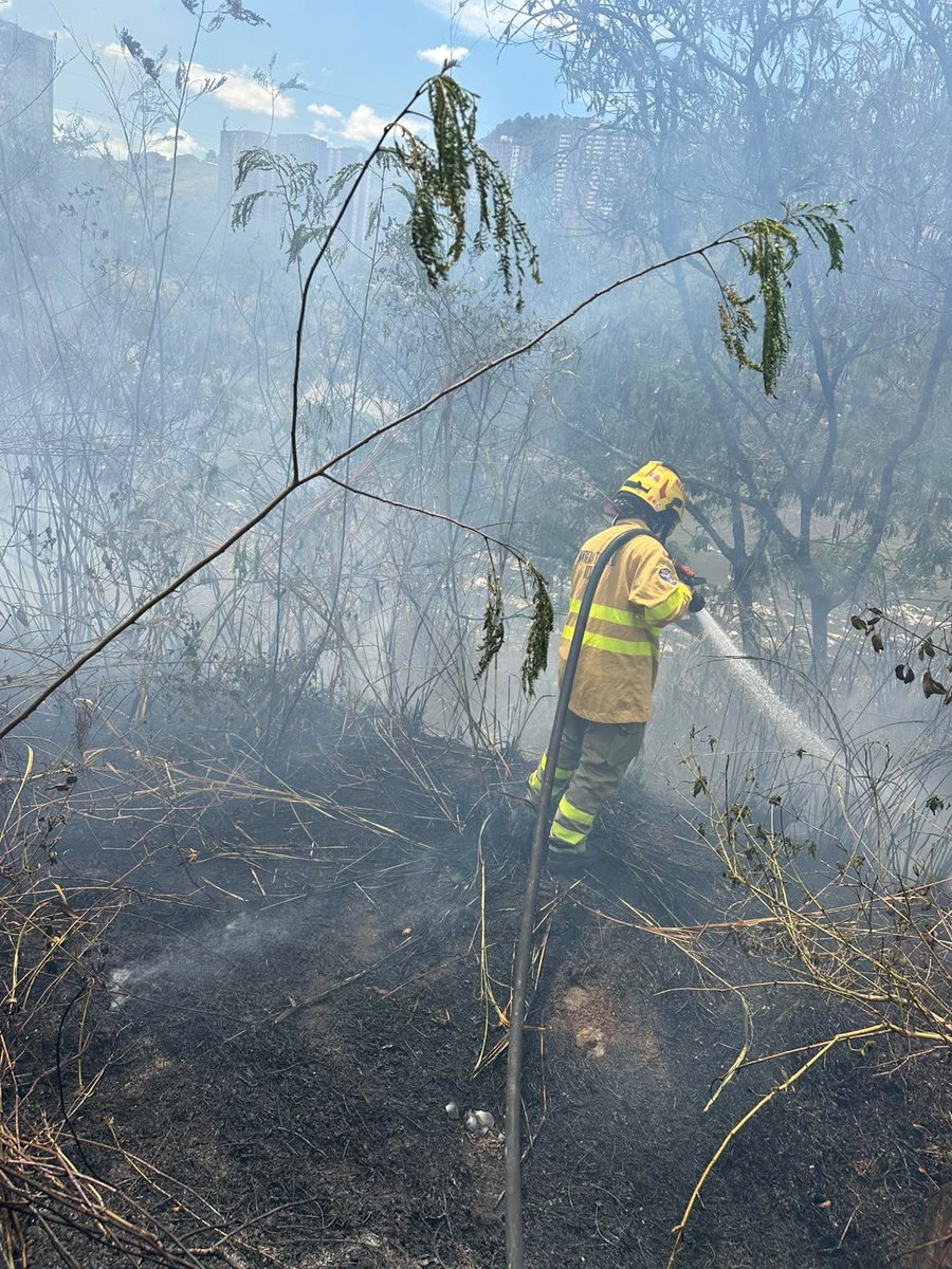 AlcaldiadeBello's tweet photo. 🚨ATENCIÓN | Incendios forestales.

La Secretaría de Gestión del Riesgo, en articulación con el Cuerpo de Bomberos de Bello, atiende en este momento dos incendios de cobertura vegetal en el sector de la vía Regional, vía La Seca. https://t.co/1PnaJh0lIQ