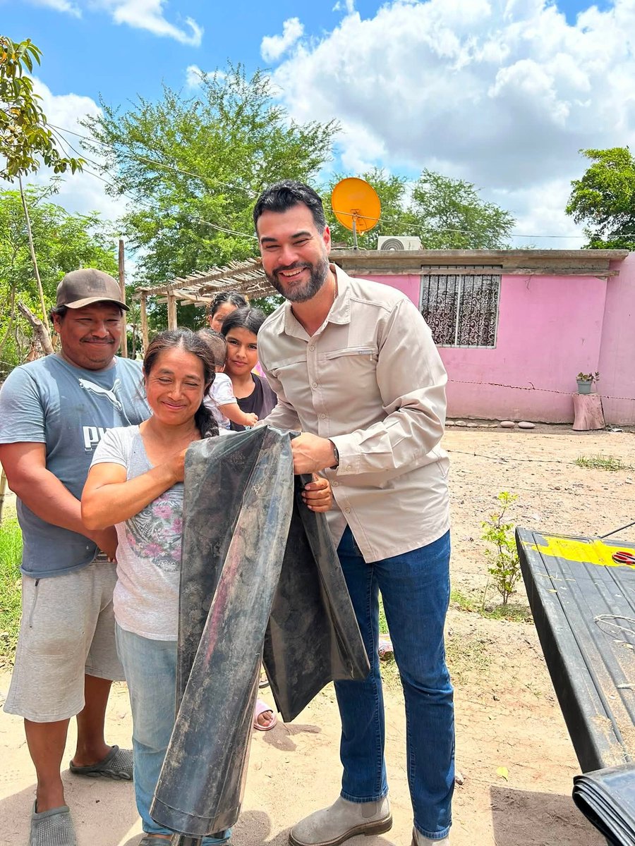 MLopezSanMartin's tweet photo. Hule negro, la “solución” de la 4T contra las lluvias...

César Guerrero, diputado local de Morena en Sinaloa, presume este “granito de arena” para las familias

“Lo más importante es estar cerca de nuestra gente”, dice

Es la burla... https://t.co/bnjxeDoYzj