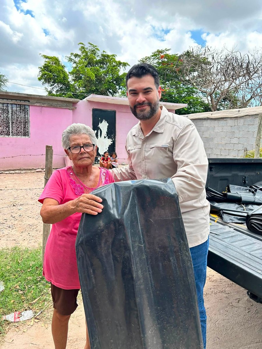 MLopezSanMartin's tweet photo. Hule negro, la “solución” de la 4T contra las lluvias...

César Guerrero, diputado local de Morena en Sinaloa, presume este “granito de arena” para las familias

“Lo más importante es estar cerca de nuestra gente”, dice

Es la burla... https://t.co/bnjxeDoYzj