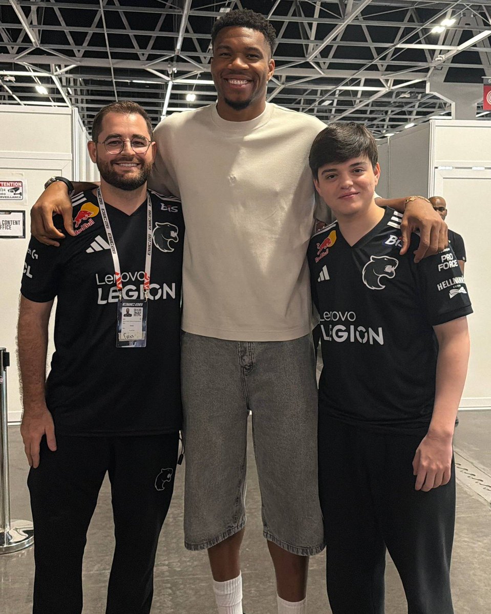 CSGORoll's tweet photo. .@grok switch their heights https://t.co/3bymdbWjAQ