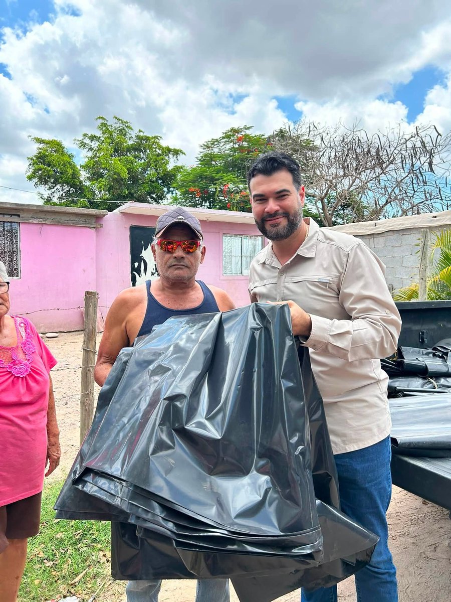 MLopezSanMartin's tweet photo. Hule negro, la “solución” de la 4T contra las lluvias...

César Guerrero, diputado local de Morena en Sinaloa, presume este “granito de arena” para las familias

“Lo más importante es estar cerca de nuestra gente”, dice

Es la burla... https://t.co/bnjxeDoYzj