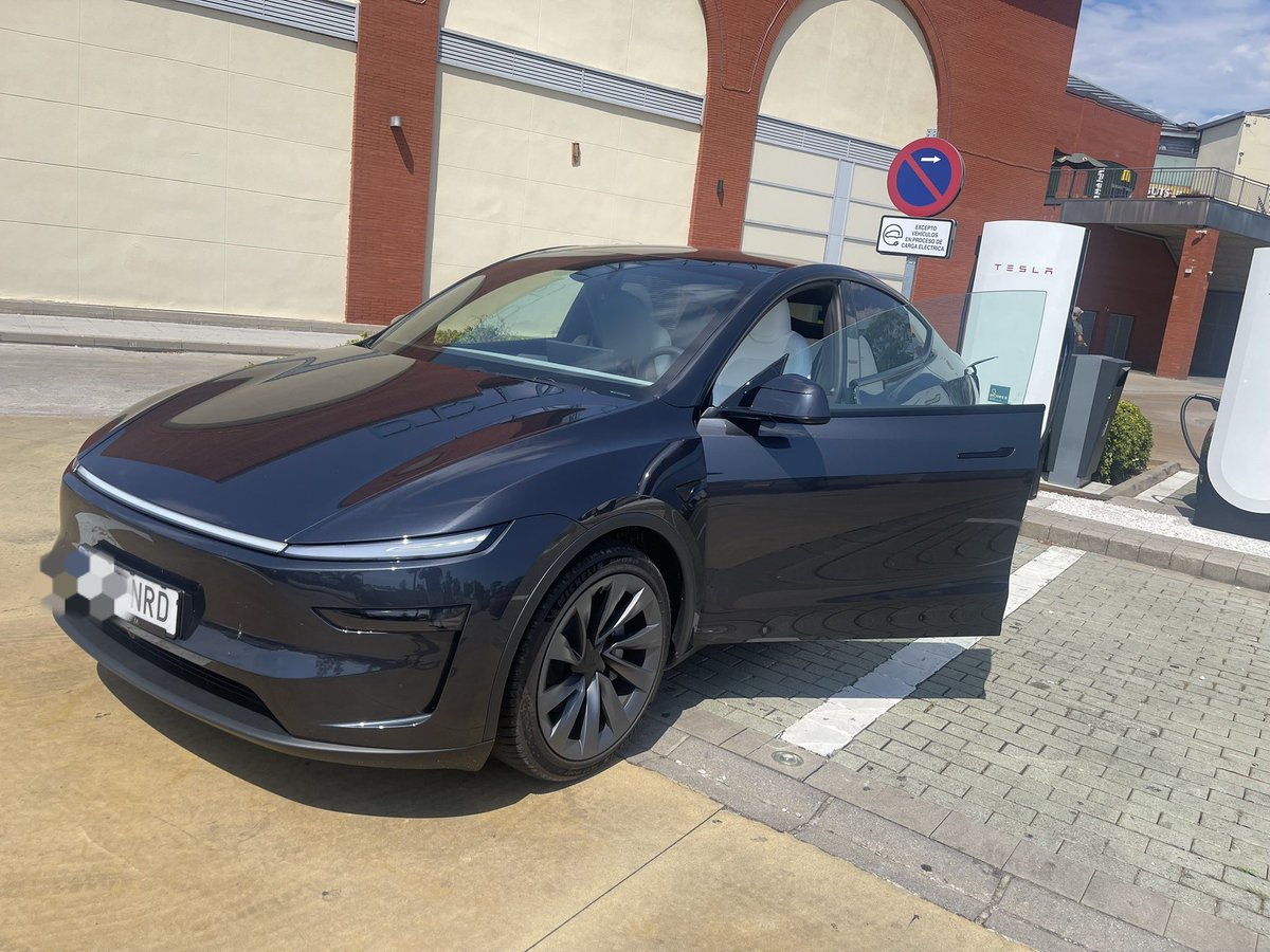 TCinematico's tweet photo. Aún estoy alucinando, de todos los coches que he comprado solo Tesla me han ofrecido el coche un fin de semana, hicimos rutas para ver consumos y tema de cargas, @EduMembrive (mismo coche que probaste con las plazas extras) deseando tener ya el Performance ⚡️ https://t.co/VxZPmmML03