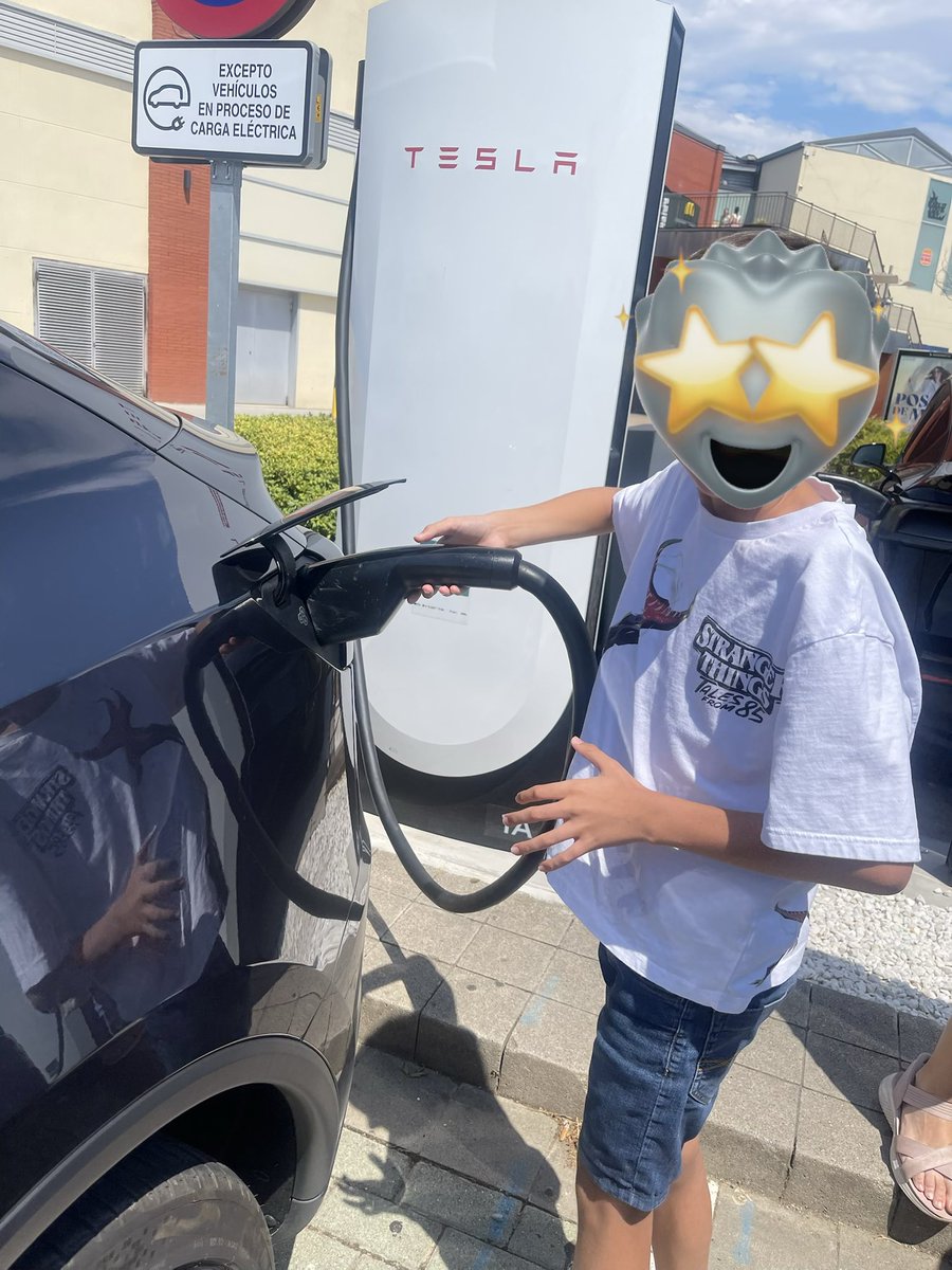 TCinematico's tweet photo. Aún estoy alucinando, de todos los coches que he comprado solo Tesla me han ofrecido el coche un fin de semana, hicimos rutas para ver consumos y tema de cargas, @EduMembrive (mismo coche que probaste con las plazas extras) deseando tener ya el Performance ⚡️ https://t.co/VxZPmmML03