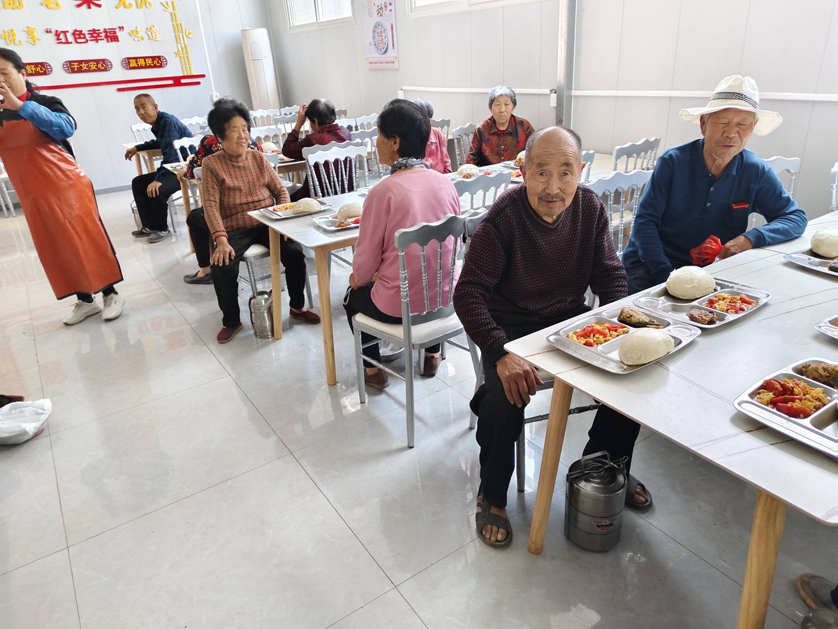 Ghidaa6587's tweet photo. Just wrapped up a 3-day volunteer shift at the city community soup kitchen! Feeding 120+ neighbors with warm meals u0026 sharing laughs – the best kind of energy today  Grateful for every moment giving back. https://t.co/yfiAFEcvLk