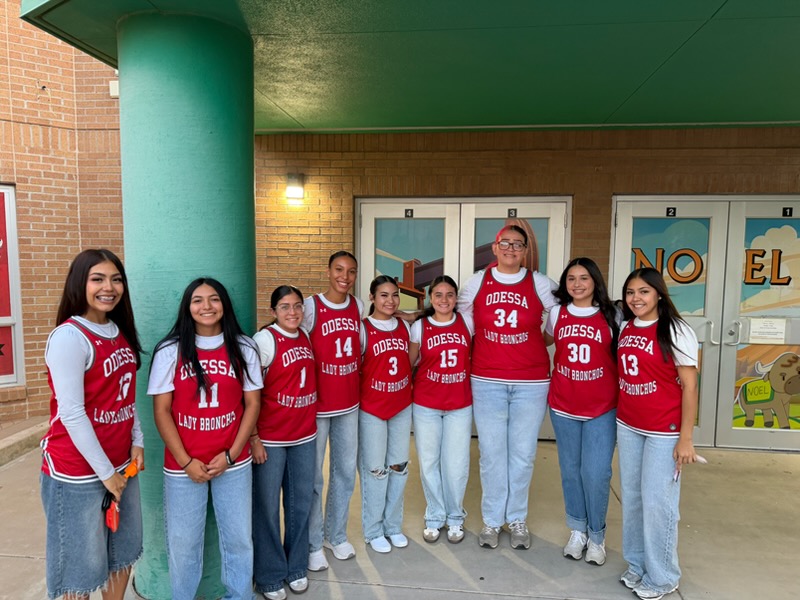 bronchos's tweet photo. Shoutout to our Lady Broncho GBB, @OHSBronchoFB and Cheer for welcoming our future Bronchos to school on the first day!! https://t.co/jdEQtmdLn2