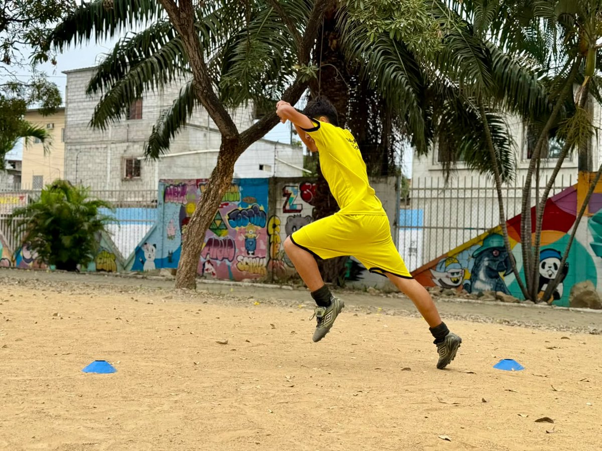 ZumarGye's tweet photo. La selección de ZUMAR intensifica la preparación física, para su participación en el torneo de fútbol LigaPro Kits. 
La Alcaldía brinda espacios para la formación de talentos en Guayaquil, la Capital Americana del Deporte.
#AsiSeHaceGuayaquil
#AquiEstamos
#GuayaquilNoSeDetiene https://t.co/pRpeRXMj3k