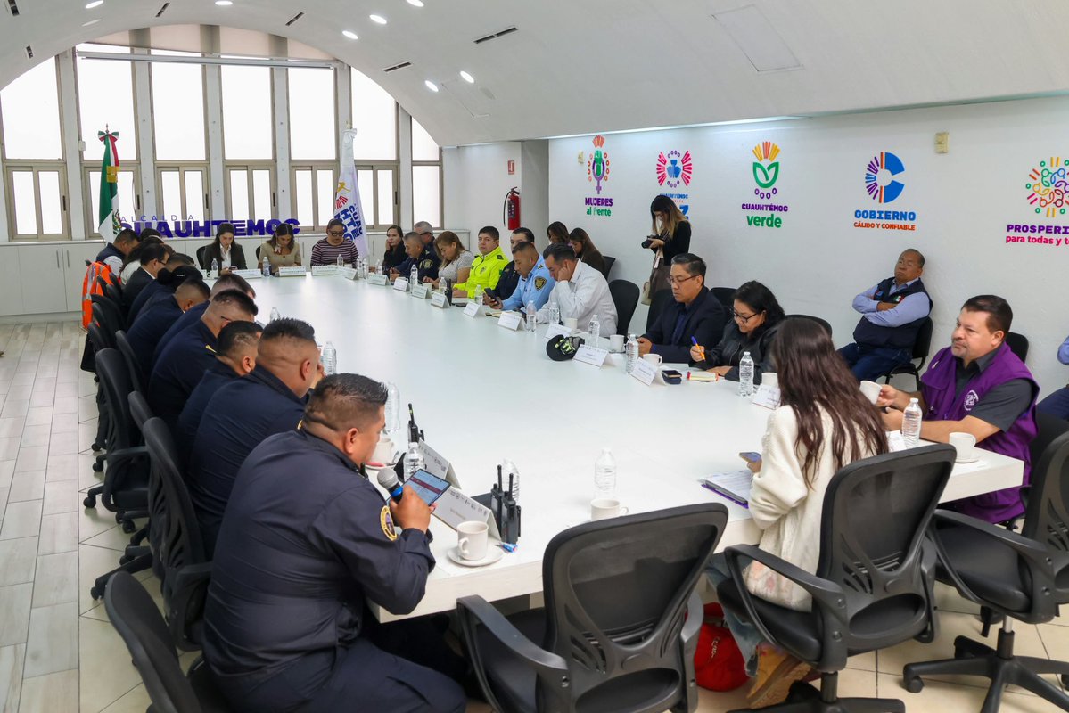 AlessandraRdlv's tweet photo. La seguridad no se improvisa: se construye todos los días, con coordinación, estrategia y presencia en las calles.

En nuestra Mesa de Construcción de Paz y Seguridad revisamos avances, reforzamos acciones y tomamos decisiones para seguir cuidando a quienes viven, trabajan y transitan por la Cuauhtémoc.

#BlindarCuauhtémoc
