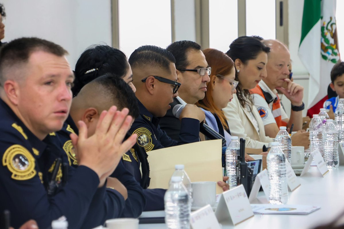 AlessandraRdlv's tweet photo. La seguridad no se improvisa: se construye todos los días, con coordinación, estrategia y presencia en las calles.

En nuestra Mesa de Construcción de Paz y Seguridad revisamos avances, reforzamos acciones y tomamos decisiones para seguir cuidando a quienes viven, trabajan y transitan por la Cuauhtémoc.

#BlindarCuauhtémoc