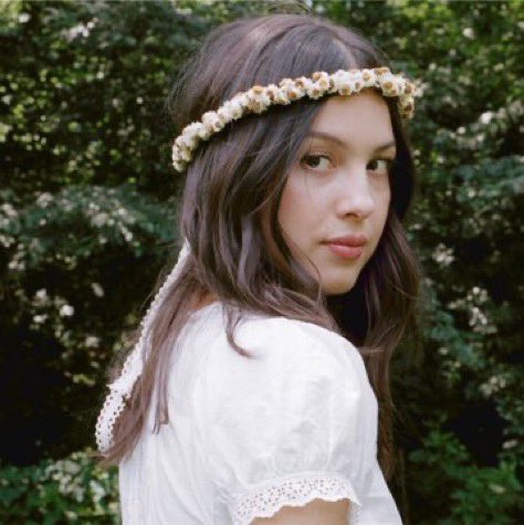 oliviarodrbr's tweet photo. Olivia Rodrigo e convidados especiais se apresentam no Daisy Chain Fields, às 00h40, horário de Brasília. 🌼 https://t.co/FgKN8fU6DS