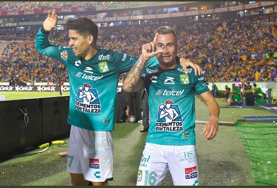 NacionEsmeralda's tweet photo. ¿Recuerdan a estos dos caballeros?
¿Qué instancia y torneo fue?
¿Quién anotó el gol que se celebra en la imagen? https://t.co/1uhEMw0p2b