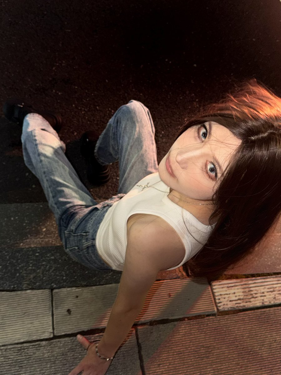 AnniUnsleep's tweet photo. 吃我颜的人什么时候出现 #le https://t.co/0xtRIVv2df