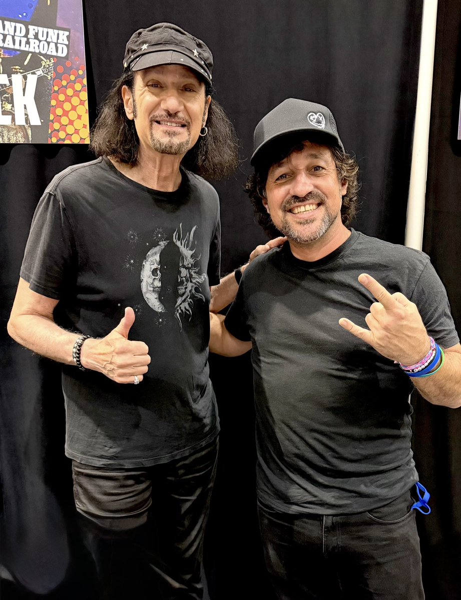TINBand's tweet photo. My favorite part @biglickcomiccon was reconnecting w/ my friend @brucekulick - we hadnβt seen each other in 12 years!
We co-wrote songs on my 2008 album #WithoutWarning & Bruce did some serious shred shredding! So great catching up after all these years! https://t.co/MfBXnudVNT