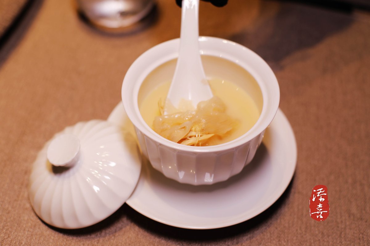 DarlaRinge's tweet photo. Late night craving hits – here’s warm miso soup with soft tofu and crispy seaweed, steaming under the dim amber lamp. Nothing fixes the quiet night like a bite of comfort. https://t.co/mG8eg5UyWe