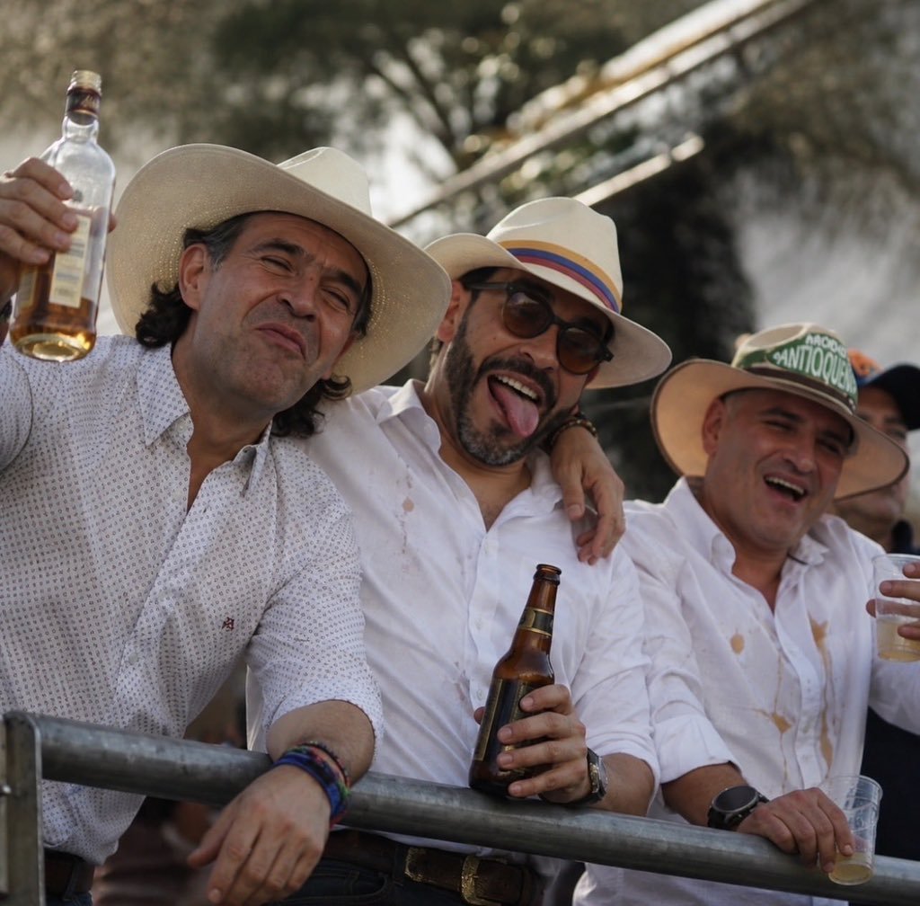 EsperancitaUrib's tweet photo. El beber me llama

Porque, claro, ¿qué sería de un gobernante simbólico sin su agenda de cocteles, brindis y coreografías protocolares? Prioridades son prioridades: primero la fiesta, luego —si queda tiempo entre un brindis y otro— el país.

Supongo que asistir a celebraciones dignas del Rin rin Renacuajo Paseador fue la primera casilla marcada en la lista de prioridades y pendientes de nuestro tigre de utilería, ese panterino que ruge solo cuando hay cámaras, luces y un buen canapé cerca. 

La designación de funcionarios, por supuesto, quedó relegada al fondo del cajón, donde descansan las tareas que requieren algo más que levantar una copa.
Se les olvidó incluir, dentro de su Arca de Noe, a los de funcionarios que ayudan a sostener la arquitectura del Estado. Ay Dios, no los han terminado de nombrar después de un empalme que duró lo quexun embarazo, 9 meses, y que costó US $6000 millonds de dólares —me parece que fue la cifra que dieron—.

Ah, pero eso sí: lo primero es lo primero.
El beber me llama, y de paso, devolver favores internacionales como quien paga una ronda en el bar: rápido, ceremonioso y sin mirar demasiado la cuenta.