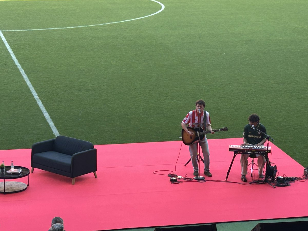 SERDepGijon's tweet photo. ❤️ | 𝐈 𝐉𝐨𝐫𝐧𝐚𝐝𝐚 +𝐒𝐩𝐨𝐫𝐭𝐢𝐧𝐠 | 

🏟️ Más de 2000 sportinguistas en El Molinón

🎉Invitados: Abonados de Oro y Plata y asistentes a todos los partidos 

🗣️Le cantaron “Feliz Cumpleaños” a Nicolás Larcamón 🎂

👏🏻Ovación a @priestra 

🎸 Mateo Eraña “Para toda la vida” https://t.co/7QSb6zesvT