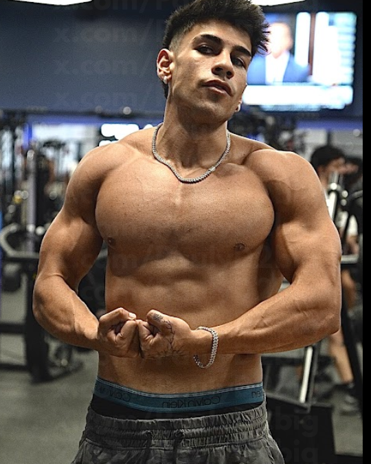 PaulyDbig's tweet photo. hitting chest hard https://t.co/dOnRieNv4M