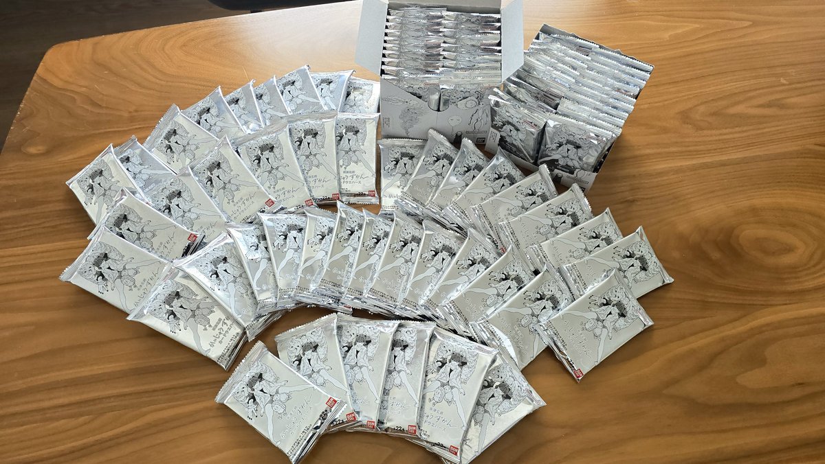 ArinkoMitoha's tweet photo. コンビニ行ったら定員さんが「全部いっちやいますか」って言われて箱ごと買わせてくれました！でもあと1枚「かいじゅう」でコンプリート出来なかった、 #米津玄師  #かいじゅうずかん  #かいじゅうずかんウエハース https://t.co/QXVXGj1JFm