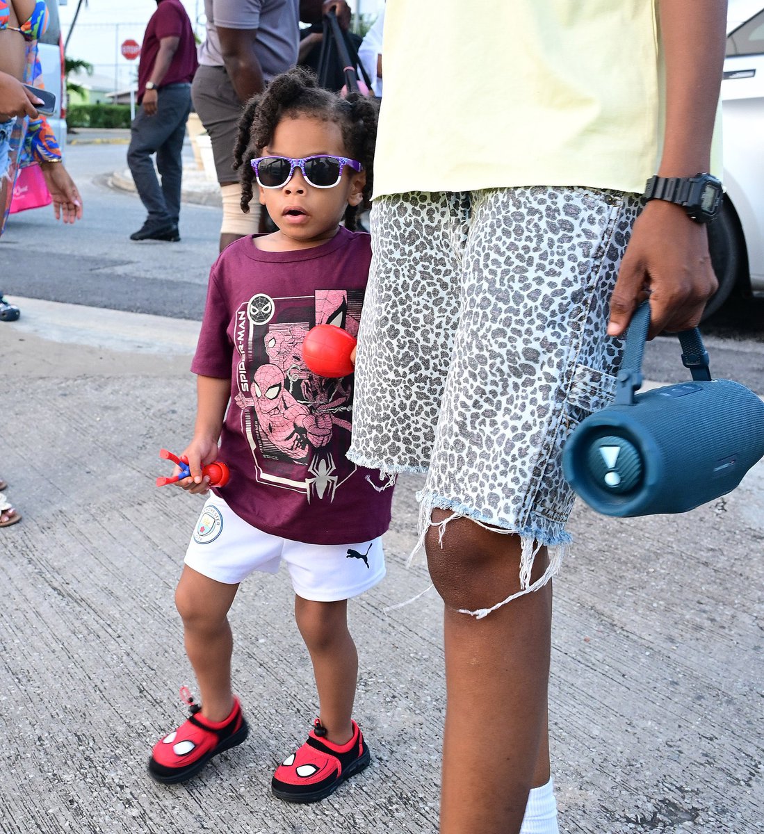 blacktwiterthrd's tweet photo. Rihanna spotted spending time with her babies in Barbados. https://t.co/igCF2ZehrW
