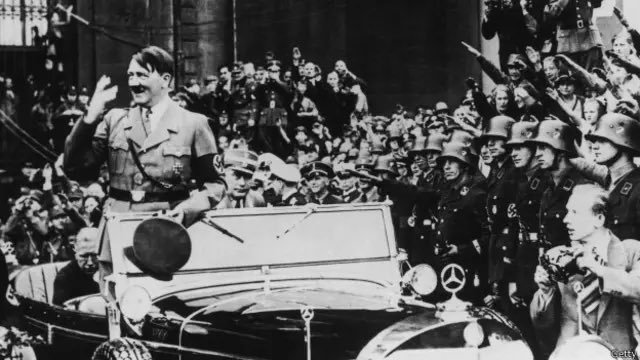 PedritoExtranja's tweet photo. Franco, Hitler, Somoza, Pinochet, Videla, Mussolini, etc…todo CRIMINAL, todo dictador, todo desquiciado con poder absoluto se toma fotos encima de un vehículo. A veces es un jeep, otras un Porsche. El resultado es el mismo, todos juntos o separados solo provocan espanto https://t.co/q1rU8ujvTP